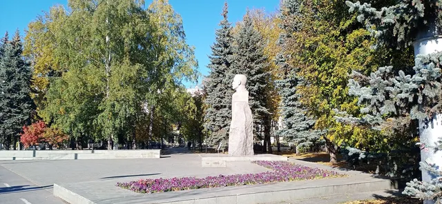 Сквер Худайбердина (у Дома печати)