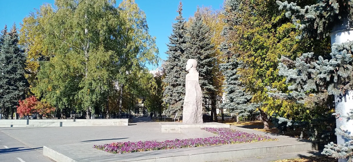 Сквер Худайбердина (у Дома печати)